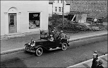 Frste bilen i Vik i 1931 med Leiv Larsen bak rattet. (Foto  Fylkesarkivet)