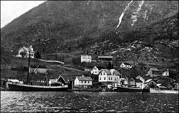 Nese i Arnafjorden først på 1900-talet. Kyrkja ligg på haugen ovanfor handelsplassen. (Foto © Fylkesarkivet)