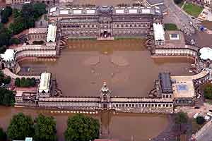 Det oversvømte Zwinger-palasset i Dresden. (Foto: F.Bensch, Reuters)