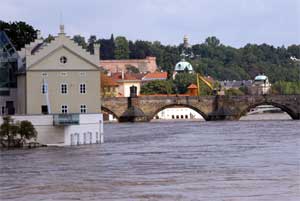 Flommen i Moldau i Praha. Foto: Terje Bendiksby, Scanpix._
