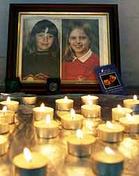Bilde av de to jentene i St Andrews kirke i Soham. Foto: Russell Boyce, Reuters 