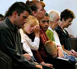Innbyggerne i Soham samlet til messe i dag. (Foto: Dan Chung, Reuters) Innbyggerne i Soham samlet til messe i dag. (Foto: Dan Chung, Reuters)