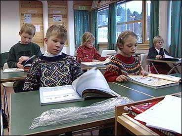 Undervisning ved Vangsnes skule. (Foto: Arild Nyb, NRK)