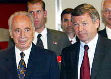 Statsminister Kjell Magne Bondevik tok i mot israels utenriksminister, Simon Peres, på sitt kontor i dag. (Foto: Knut Falch / SCANPIX)