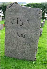 Dette er truleg gravsteinen til Christen Jenssøn, og vart funnen i jorda ved Askvoll kyrkje. (Foto: Arild Nybø, NRK)