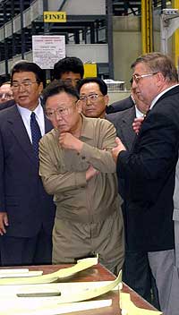 VILLKATT: Nord-Koreas leder Kim Jong-il gjestet i august på ny Russland, som han gjorde det i fjor (Foto: Kyodo/AP).