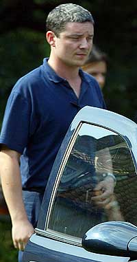 Ian Huntley (28) kan bli erklært sinnsyk. Her går han inn i en sivil politibil i Soham 16. august 2002. (Foto: Reuters/Dan Chung)