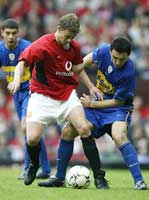 Ole Gunnar Solskjær og Nicolas Burdisso i duell under møtet mellom United og Boca Juniors 10.august (Foto: Allsport) Ole Gunnar Solskjær og Nicolas Burdisso i duell under møtet mellom United og Boca Juniors 10.august (Foto: Allsport)