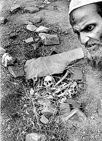 Mohammad Aziz, som overlevde Bhopal-katastrofen, ser på restene av et skjelett fra en av de omkomne. Bildet er tatt i 2002. (Foto: Reuters/Rague Rai/Greenpeace)