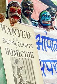 Maskerte demonstranter protesterte utenfor rettslokalet i Bhopal 27. august 2002. Domstolen opprettholdt siktelsen mot Anderson. (Foto: Reuters/Raj Patidar)