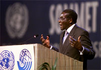 - Vi er rede til å ofre vårt blod for å beskytte nasjonen, sa Mugabe i sin tale til toppmøtet. Foto: Reuter /Howard Burditt 