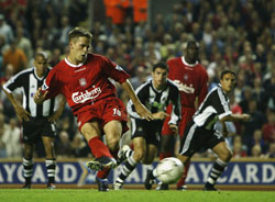 Michael Owen scorer på straffe og gir Liverpool 2-0. Men kampen var ikke over. (Foto: Alex Livesey, Getty Images) 
