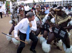 Kjell Magne Bondevik danser med en zulu-gruppe på miljøtoppmøtet i dag. (Foto: L.M.Hjorthol, Scanpix) Kjell Magne Bondevik danser med en zulu-gruppe på miljøtoppmøtet i dag. (Foto: L.M.Hjorthol, Scanpix)