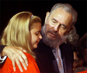 Fidel Castro møter nye lærere ved begynnelsen av skoleåret på Cuba. (Foto: Rafael Perez/Reuters/Scanpix)