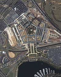 Et satellittbilde tatt 11.46 amerikansk tid 12. september 2001 viser tydelig skadene på Pentagon. (Foto: Reuters/Space Imaging)