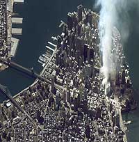 Et satellittbilde tatt 11.43 amerikansk tid 12. september 2001 viser et hull hvor World Trade Center stod. (Foto: Reuters/Space Imaging)