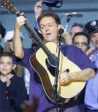 Paul McCartney klarte med sin bakgrunn som gitarist å forsterke rockebassistens rolle. Senere ble han bandets multi-instrumentalist. Foto: AP / SCANPIX.