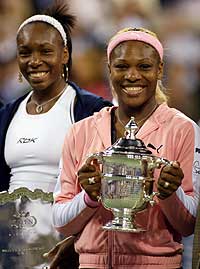 SLO SØSTEREN: Serena Williams holder opp pokalen hun vant i US Open 2002. (Foto: Reuters/Shaun Best)