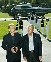 Storbritannias statsminister Tony Blair og USAs president George W. Bush svarer på spørsmål fra journalister i Camp David, 7. september 2002. (Foto: Reuters/Win McNamee) 