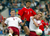Johnsen var med da Norge spilte 2-2 mot Danmark i høst, men må bli hjemme når landslaget møter Romania. (Foto: Scanpix)