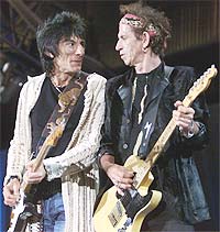 Stones-gitaristene Ronnie Wood og Keith Richards på starten av bandets andre konsert under Licks-turneen foran 48.000 fans på Gillette Stadium 5. september i Foxboro, Massachusetts. (Foto: REUTERS / Jim Bourg).