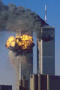 Klokka 9.03 11.09.01 rammet United Airlines rute 175 sørtårnet på World Trade Center. Dermed stod begge tårnene i flammer. (Arkivfoto: Reuters/Sean Adair)