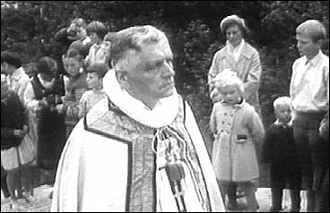 Biskop Ragnvald Indreb gr fremst i prosesjonen med dei geistlege under innviinga av Hyanger kyrkje i 1960. (Foto: NRK)