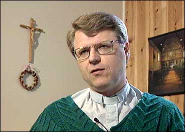 Prost Sigurd Vengen er i 2002 biskopen sin lokale representant i Sunnfjord. (Foto: NRK)