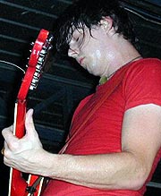 Jack White og White Stripes samarbeider med the Strokes. Jack White og White Stripes samarbeider med the Strokes.