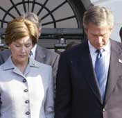 President Bush sammen med sin kone utenfor Det hvite hus tok ett minutts stillhet (Foto: Scanpix).