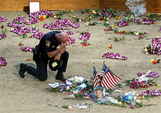 En politimann fra New York hedrer sine døde kollegaer på Ground Zero. (Foto: Reuters-Scanpix)