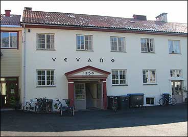 Hovudinngangen p Vevang. (Foto: Arild Nyb, NRK)
