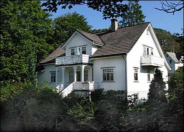 Huset p Granholt i dag er ein kopi av det gamle bygget til Falchs Pensjonat- og Middelskole som brann ned i 1986. (Foto: Arild Nyb, NRK)