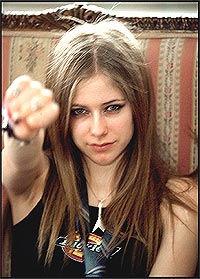 Avril Lavigne gjør en Dylan. Foto: Pressens Bild / SCANPIX. Avril Lavigne gjør en Dylan. Foto: Pressens Bild / SCANPIX.