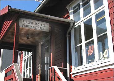 Lagerutsalet til Fjaler Sko. (Foto: Arild Nyb, NRK)