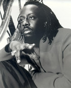 Wyclef spiller en komisk rolle som haitisk gangster. Wyclef spiller en komisk rolle som haitisk gangster.