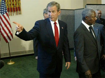 President Bush og FNs sjef Kofi Annan på vei til FNs generalforsamling i dag. (Foto: McNamee, Reuters)