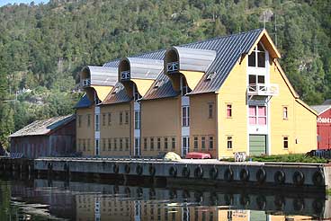 Wilken-bua er restaurert, nyteikna av arkitekt Olav Hovland. (Foto: Arild Nyb, NRK)