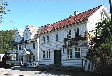 P Tross dreiv Kristian Hope handel i huset til hgre. Seinare kom Ludvig Sagevik og bygde huset til venstre. (Foto: A. Nyb, NRK)