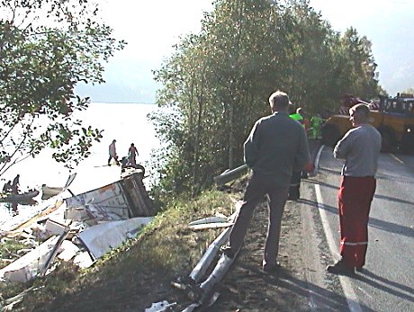 Bilen var lastet med trelast og havnet halvveis ut i Hallingsdalselva. Foto: Gunnar Grimstveit.