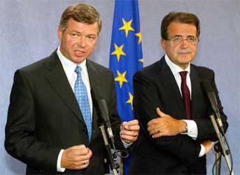 Bondevik-regjeringen kan bli sprengt av EU-saken. Her er Kjell Magne Bondevik fotografert med EU-kommisjonens president Romano Prodi. (Arkivfoto: Reuters/Scanpix)