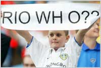 En ung Leeds-supporter viser hva han mener om Rio Ferdinand. (Foto Allsport)