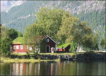 Borgen ligg ved utlpet av Dalselva mot Dalsfjorden. (Foto: A. Nyb, NRK)