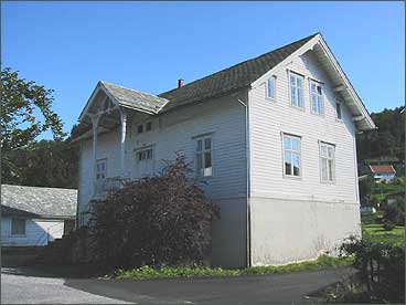 Dette bygget var heradshus fr 1895. (Foto: Arild Nyb, NRK)