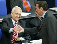 Opposisjonslederen Edmund Stoiber hilser på den sittende kansleren, Gerhard Schröder, etter en debatt i forbundsdagen 13. september 2002. (Foto: Reuters/Alexandra Winkler)
