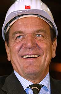 Gerhard Schröder farter land og strand under valgkampen. Her fra et besøk på et stålverk i Georgsmarienhuette 16. september 2002. (Foto: Reuters/Christian Charisius)