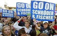 Tilhengere ber Gerhard Schröder og utenriksminister Joschka Fischer fortsette under en kampanje i Berlin 15. september 2002. (Foto: Reuters/Arnd Wiegmann)
