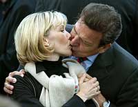Gerhard Schröder kysser kona Doris Schröder-Koepf under et valgmøte i Berlin 15. september 2002. (Foto: Reuters/Tobias Schwarz)