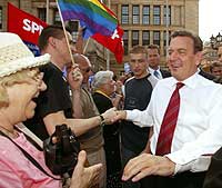 Gerhard Schröder nyter stor personlig popularitet i Tyskland. (Foto: Reuters/Tobias Schwarz)