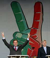 Forbundskansler Gerhard Schröder og utenriksminister Joschka Fischer under et valgmøte For SPD og De grønne i Berlin 15. september. (Foto: Reuters/Tobias Schwarz)